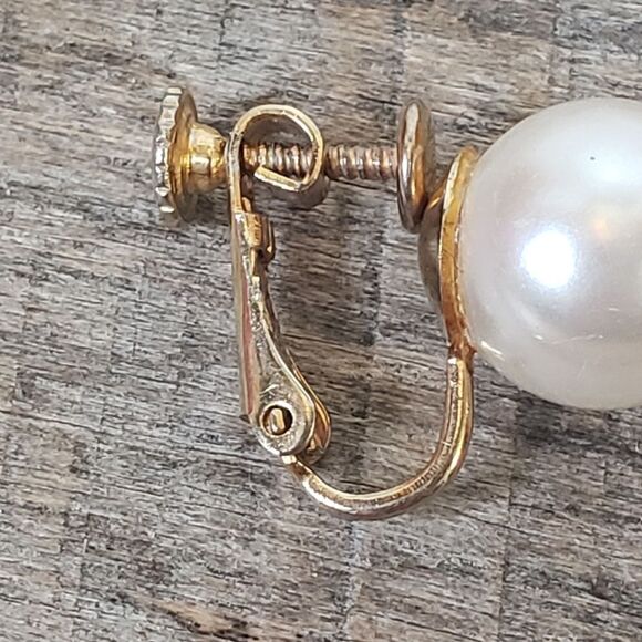 VINTAGE Screw-back Faux Pearl Earrings - Picture 6 of 6